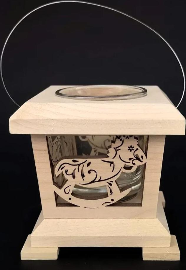 AMADEA Dřevěná lucerna s motivem houpacího koně